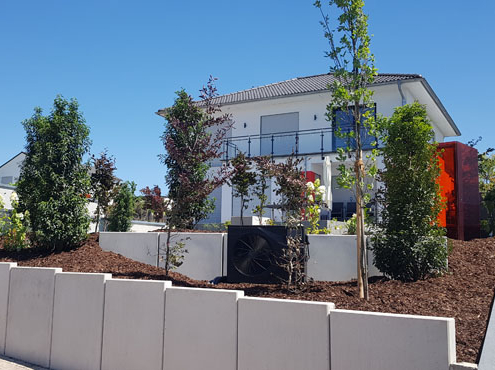 Vorgarten mit L-Steinen am Hang und Bepflanzung