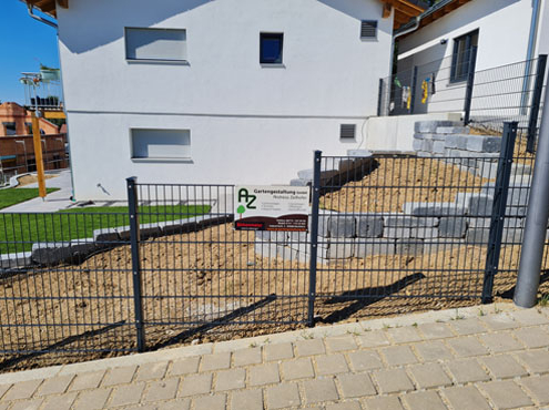 Doppelstabmattenzaun mit EFH im Hintergrund
