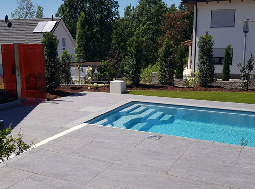 Pool mit Steinplatteneinfassung