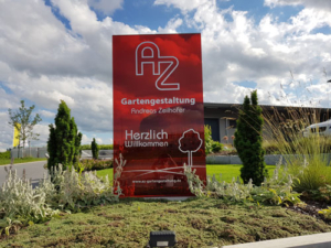 rote Werbetafel AZ Gartengestaltung inmitten eines Beets
