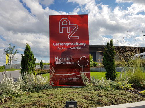 rote Werbetafel AZ Gartengestaltung inmitten eines Beets