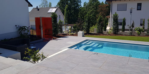 Gartenpool mit Betonpflaster